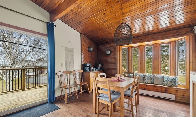 Greater Napanee Cottage | Hay Bay waterfront with private dock - Fabulous Fishing and Ice fishing
