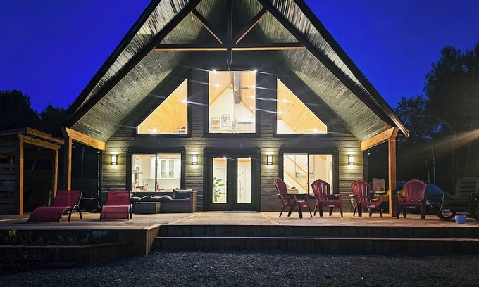 Mansfield-et-Pontefract Cottage | La Biche de Coulonge – Luxury 4-Season Waterfront Cottage