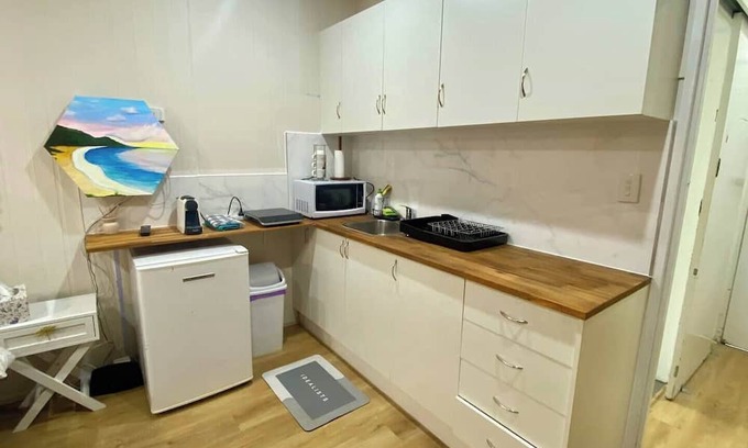 Centenary Heights Apartment | Modern Studio Room Retreat with a reverse Aircon