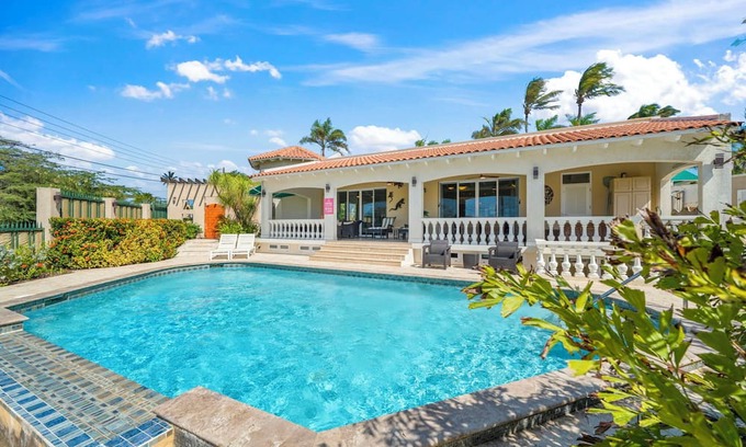 Boegoeroei House | 5-minute drive to Eagle Beach! Private pool!