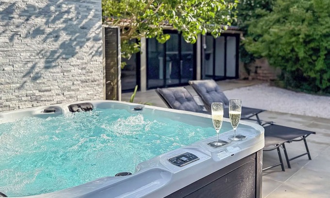 Triel-sur-Seine Villa | Villa with jacuzzi, sauna, billiard, arcade & cinema just outside Paris.