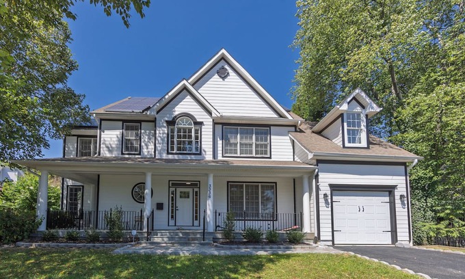 Chevy Chase House | Spacious Chevy Chase 7BR – Quick DC Access