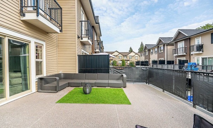 Abbotsford House | 3-bedroom townhome in enchanting Abbotsford with AC