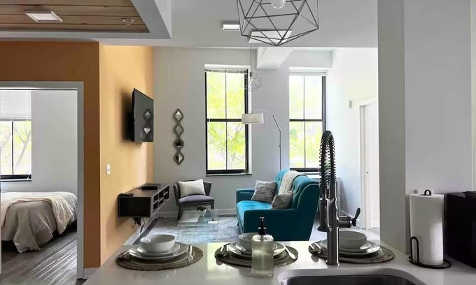 Downtown Apartment | 5BR 2BA Sleeps 10 Downtown Near CC/Theaters