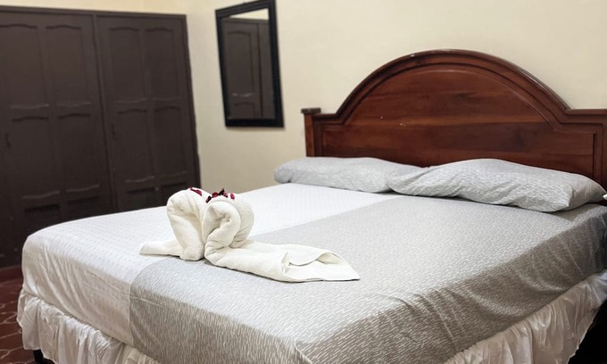 San Pedro Sula House | Casa HospedajeMiPension 2 blocks from the MallMultiplaza, 15 mnts from the airport.