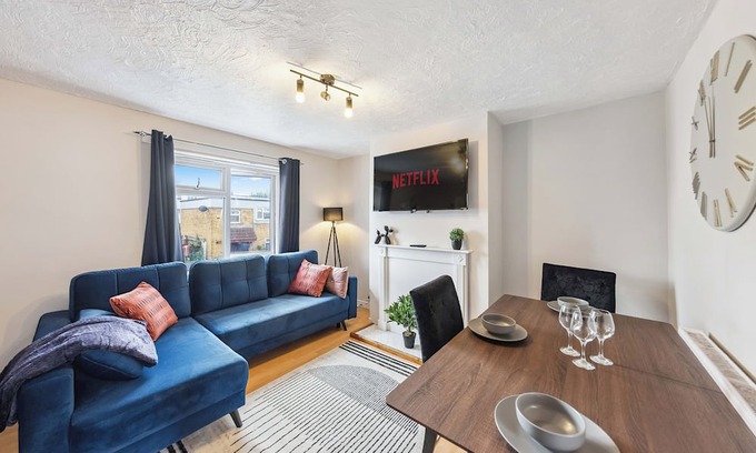 Basildon House | 3Bed Gem, Sleep 7, with a TV in Every Room, Garden, Free Parking and Netflix