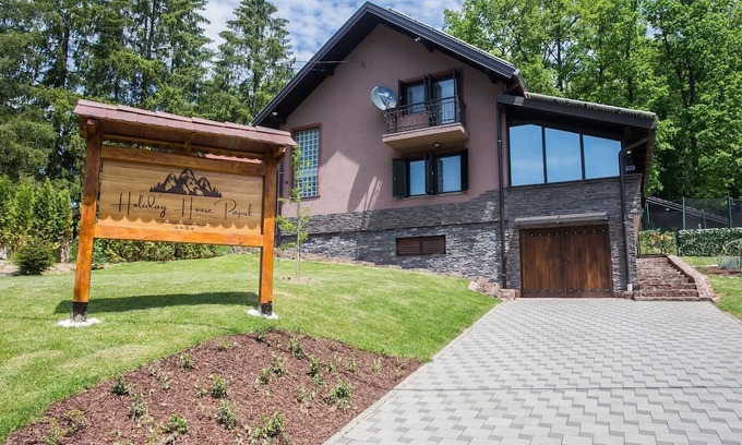 Brestovac House | Family-friendly 3-bedroom house with pool and spa in Novo Zvečevo