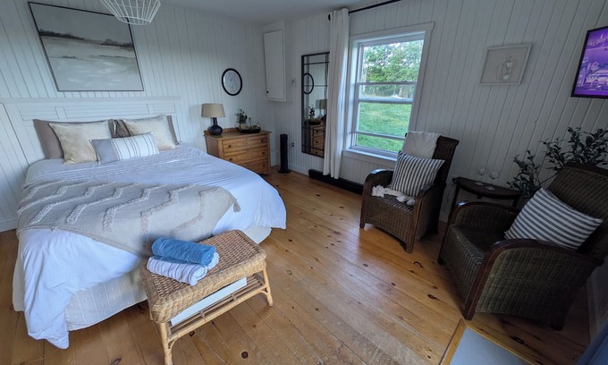 Cymbria Cabin | The Marigold Guesthouse (w/Hottub)