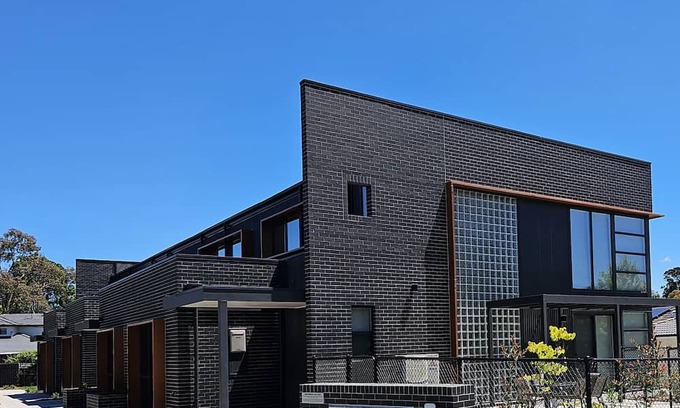 Pearce House | Architectural 4bedroom 2 1/2 Bathroom Townhouse, Woden CBD+WIFI+2 car garage
