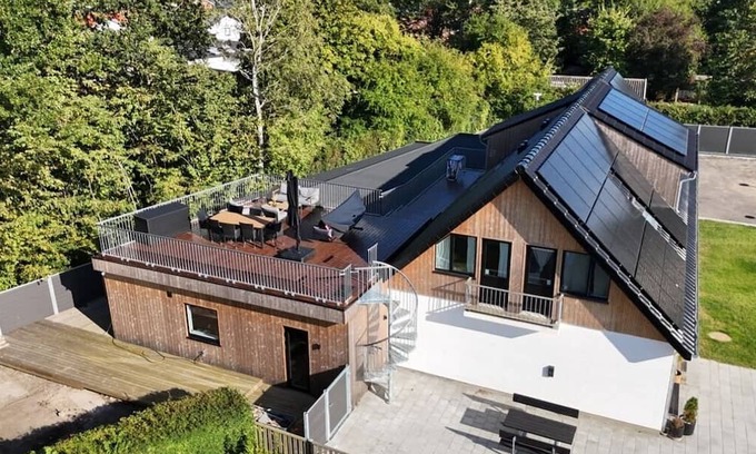 Odense Apartment | Elegant Odense Retreat – Rooftop Views & Room for 7