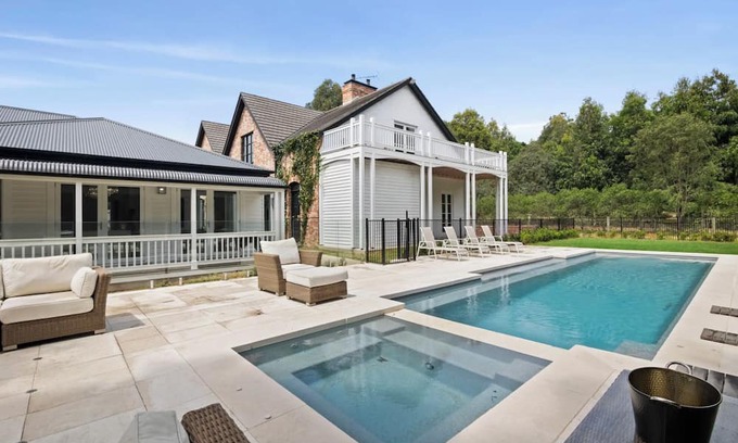 Torquay House | nHeritage Luxury Retreat with Pool, Spa & Gardens