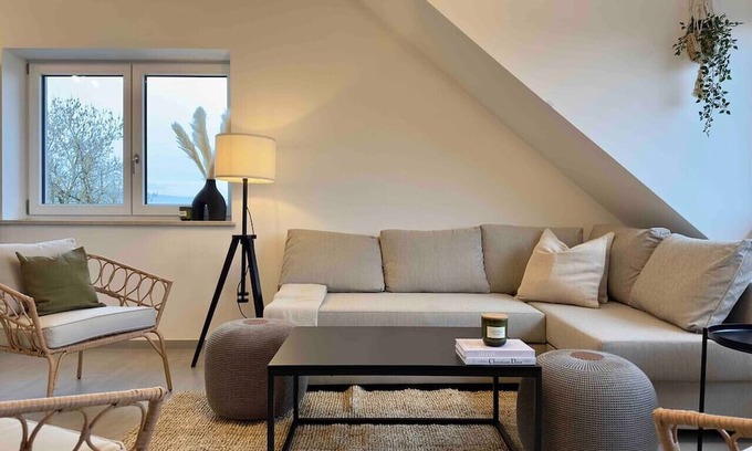 Stephansposching Apartment | Modern apartment with kitchen & parking