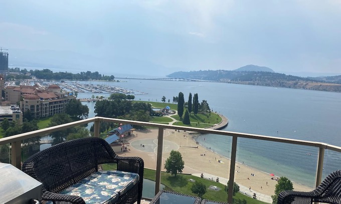 North End Apartment | Beautiful 3 bedroom condo with a Breathtaking view of the Lake