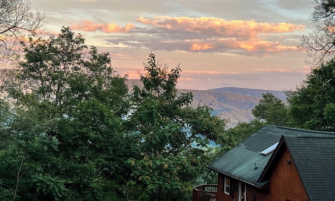 Old Fields House | The Mountain House on High Knob - Dog Friendly!
