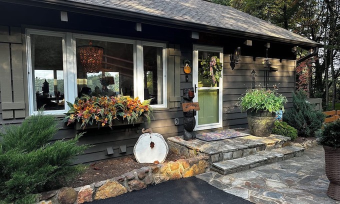 Roaring Gap Cottage | Cozy and Quiet Four Bedroom Cottage on a Golf Course in Glade Valley, NC.