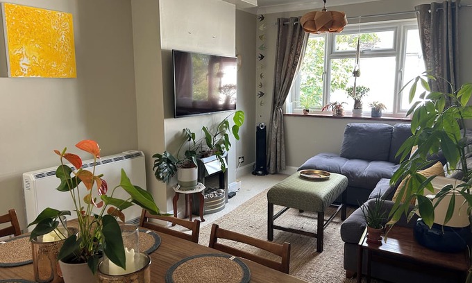 Walton-on-Thames Apartment | Homely flat in Surrey, Sleeps 3, family friendly