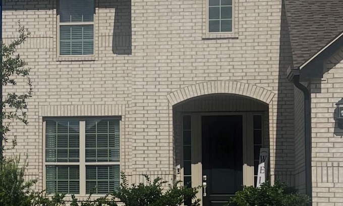 Richmond House | Soothing 4-bedroom house with AC in charming Booth