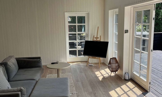 Yderby House | Family Vacation home 1 minute from Beach