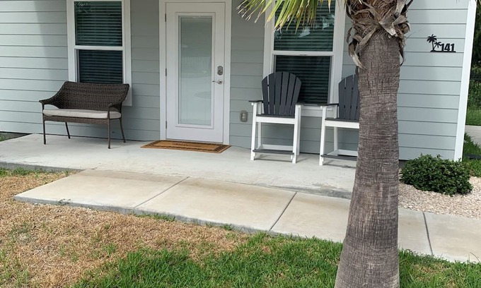 Fulton Cottage | Charming 1-bedroom cottage in fabulous Rockport with a beautiful pool.