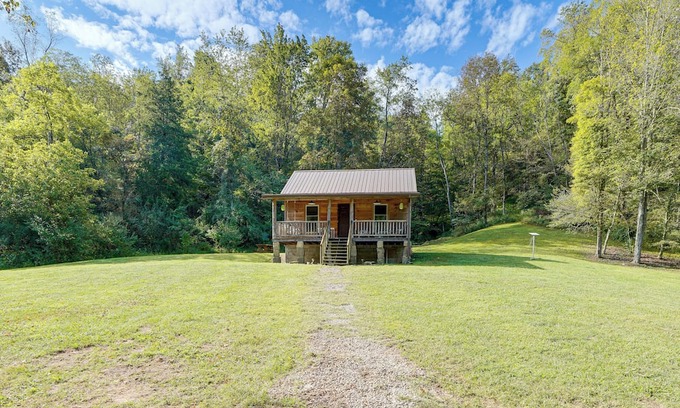 Palestine Cabin | Rustic, Woodsy Cabin in Palestine w/Pool Table!