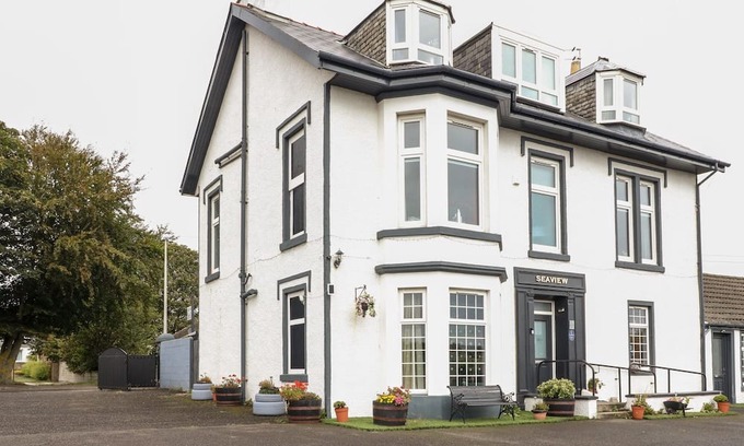 Carnoustie Cottage | SEAVIEW WELLNESS RETREAT, pet friendly, with hot tub in Carnoustie