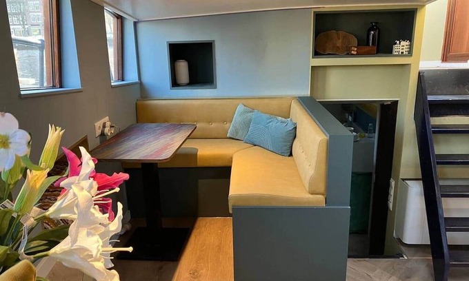 Amsterdam City Centre Boat Rental | Luxurious wellness houseboat - Captains Cabin