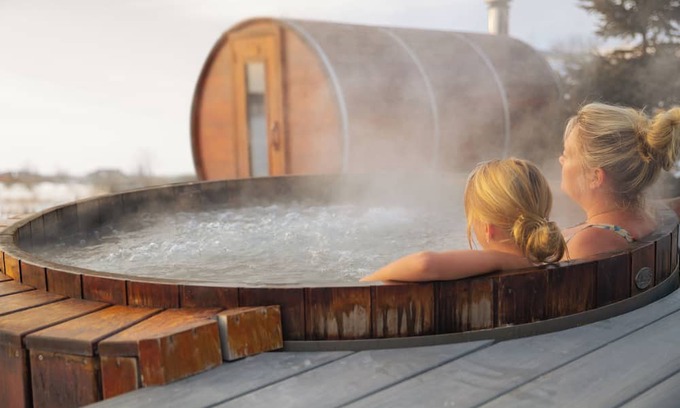 Gimli House | Lake Front Home with Private Beach in Gimli - Full Spa Amenities Hot Tub & Sauna