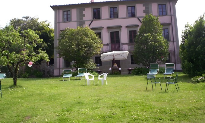 Nocchi Villa | Villa 'Unis' with Shared Pool, Private Garden and Wi-Fi
