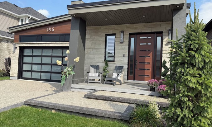Township of Woolwich House | Charming Executive Bungalow with Hot Tub, close to St. Jacobs