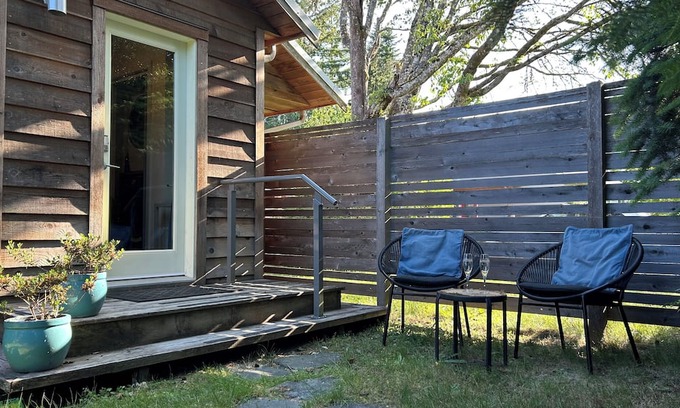North Cowichan Cottage | West Coast Cedar Guest Cottage w/treed yard near vineyards & nature trails