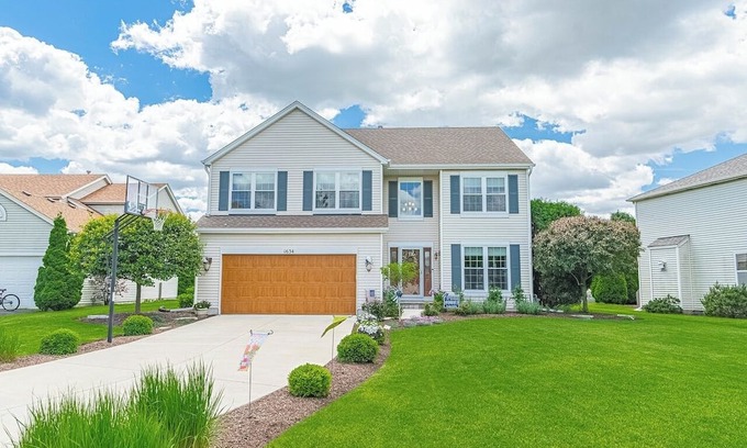 Shorewood House | Modern 4+ Bedroom Full House in a peaceful Chicago Suburb