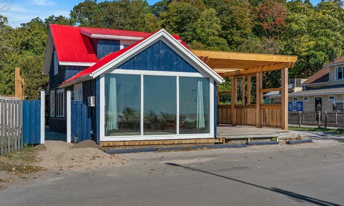 Turkey Point Cabin | Beautiful lakeside beach front cottage