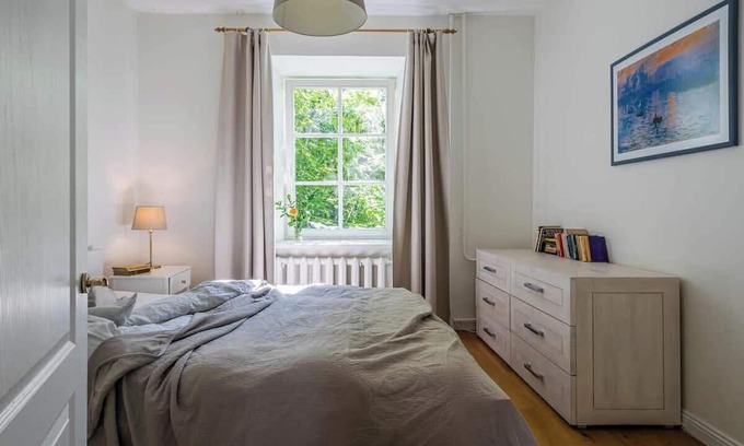 Old Town Apartment | Domillion 2bdr Quiet & light City Hall apt. D1117A