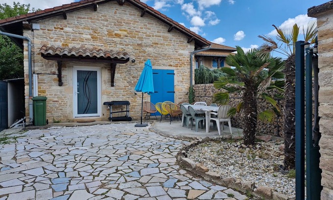 Feillens Apartment | Apartment 'Une Escale Au Calme' with Private Terrace, Private Garden and Wi-Fi