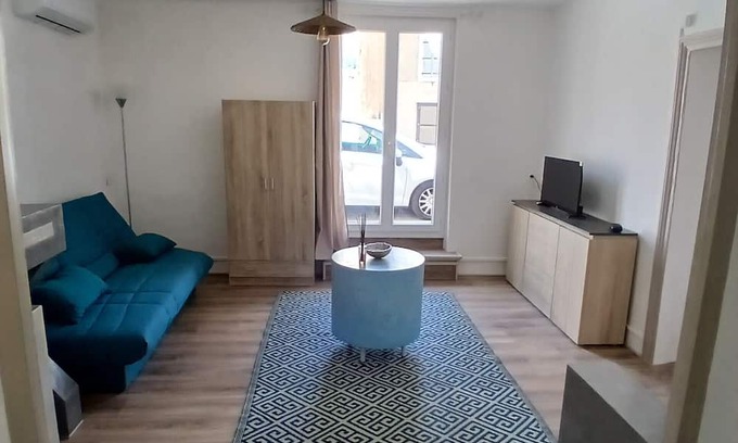 Mirepeisset Apartment | Studio 'Gite Grec' with Wi-Fi and Air Conditioning