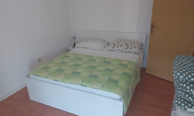 Istok Apartment | One bedroom apartment with balcony Makarska (A-20727-d)