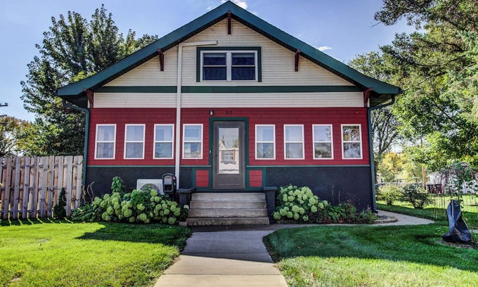 Little Falls House | Adorable 3-bedroom charming little ranch house with AC in historical LittleFalls