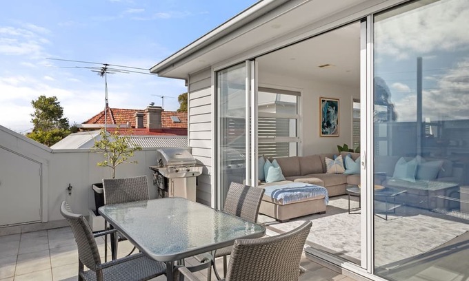 Williamstown House | Seagulls Nest - Beautiful spacious pet friendly home next to the ocean
