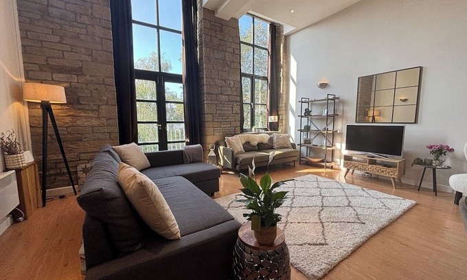 Apperley Bridge Apartment | Stylish 3-Bedroom Mill Conversion near Leeds