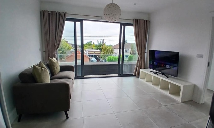Dublin Apartment | Newly Refurbed 2BD W/Wraparound Balcony,5k to City