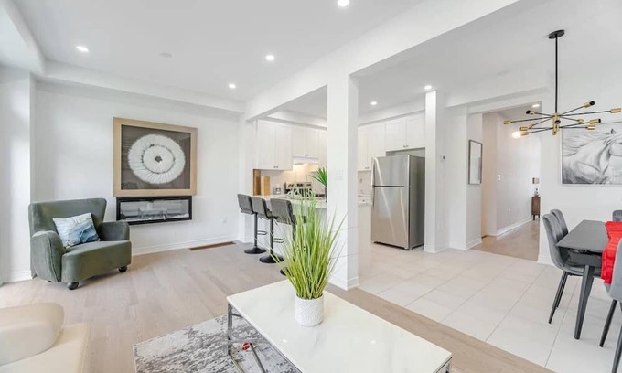 Vaughan House | Never Lived-In | Contemporary Comfort, cozy and relaxing , minutes from Airport