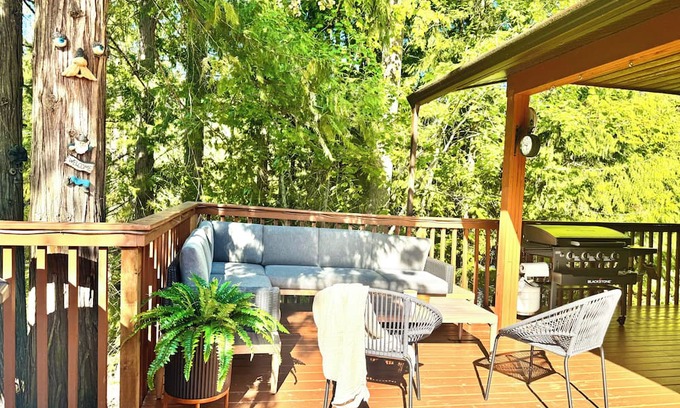 Sicamous Cabin | Family friendly Lakefront resort with boat slip