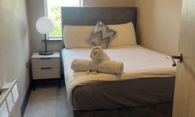 Wallasey Apartment | Spacious 3-Bed Seaside Retreat – Walk to Beach, Sleeps 6, Free Parking