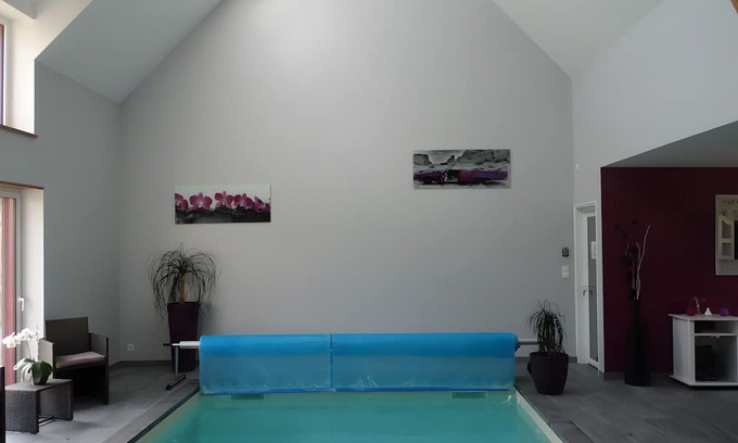 Reminiac House | Holiday Home 'La Clémençaie' with Private Terrace, Private Garden and Wi-Fi