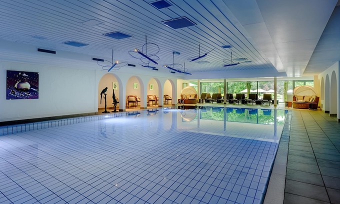 Ootmarsum Hotel | Gorgeous Twente Garden-View Room for Your Peaceful Stay - w/Private Sun Terrace