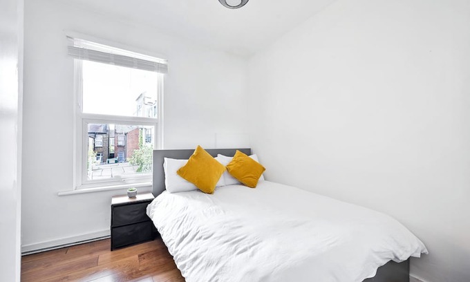 Leyton Apartment | That Cosy Stay Stylish Bed Apartment in Vibrant E10 WR22A