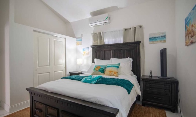 Kingston House | Charming 1-bedroom house with WiFi and AC 20 min from Kingston
