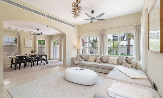 Jumeirah Village Triangle House | Stunning villa that sleeps 7 in JVT!