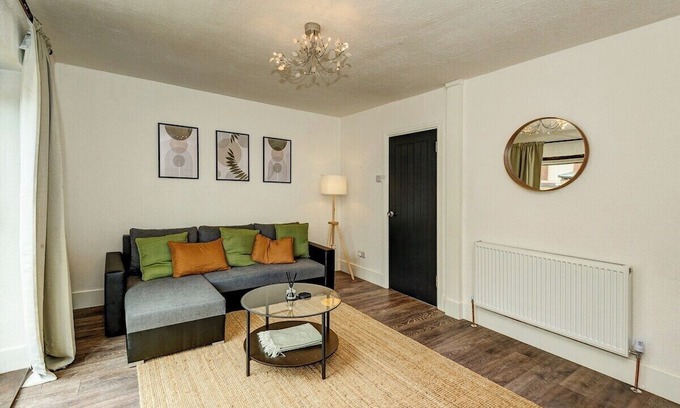 Gosport Apartment | Modern 3-Bed Home | Sleeps 7 | 10 Mins to Beach