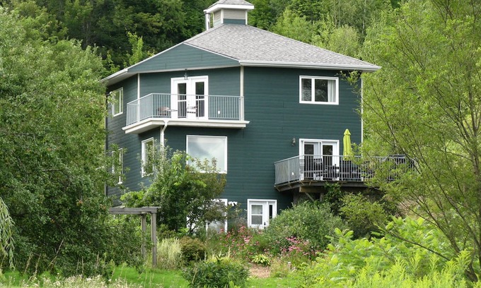 Hatley House | Secluded, peaceful country house on a magnificent 5-acre site.